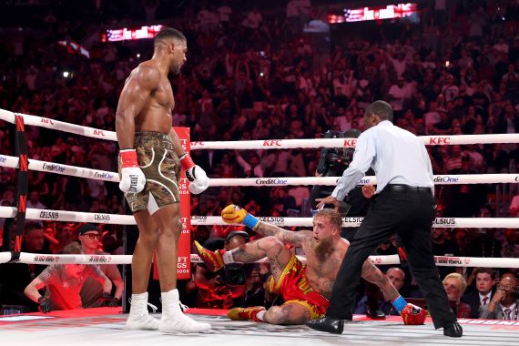 OMG! Anthony Joshua Knocks Out Jake Paul in Shocking “What-If” Bout That Turns Tragic
In a fictional, high-stakes crossover boxing scenario, heavyweight star Anthony Joshua delivers a devastating knockout blow to YouTube-turned-boxer Jake Paul, sending shockwaves through the arena.
The imagined bout takes a dark turn as Jake Paul collapses motionless to the canvas, prompting ringside doctors to rush in amid stunned silence from the crowd. In this fictional narrative, medics dramatically declare Paul “clinically dead,” sparking chaos, panic, and disbelief across social media.
Fans online erupt with heated debates, calling the matchup reckless and questioning how such a fight could ever be sanctioned — even in imagination. The scenario ends as a chilling reminder of the dangers of combat sports and the fine line between entertainment and tragedy.